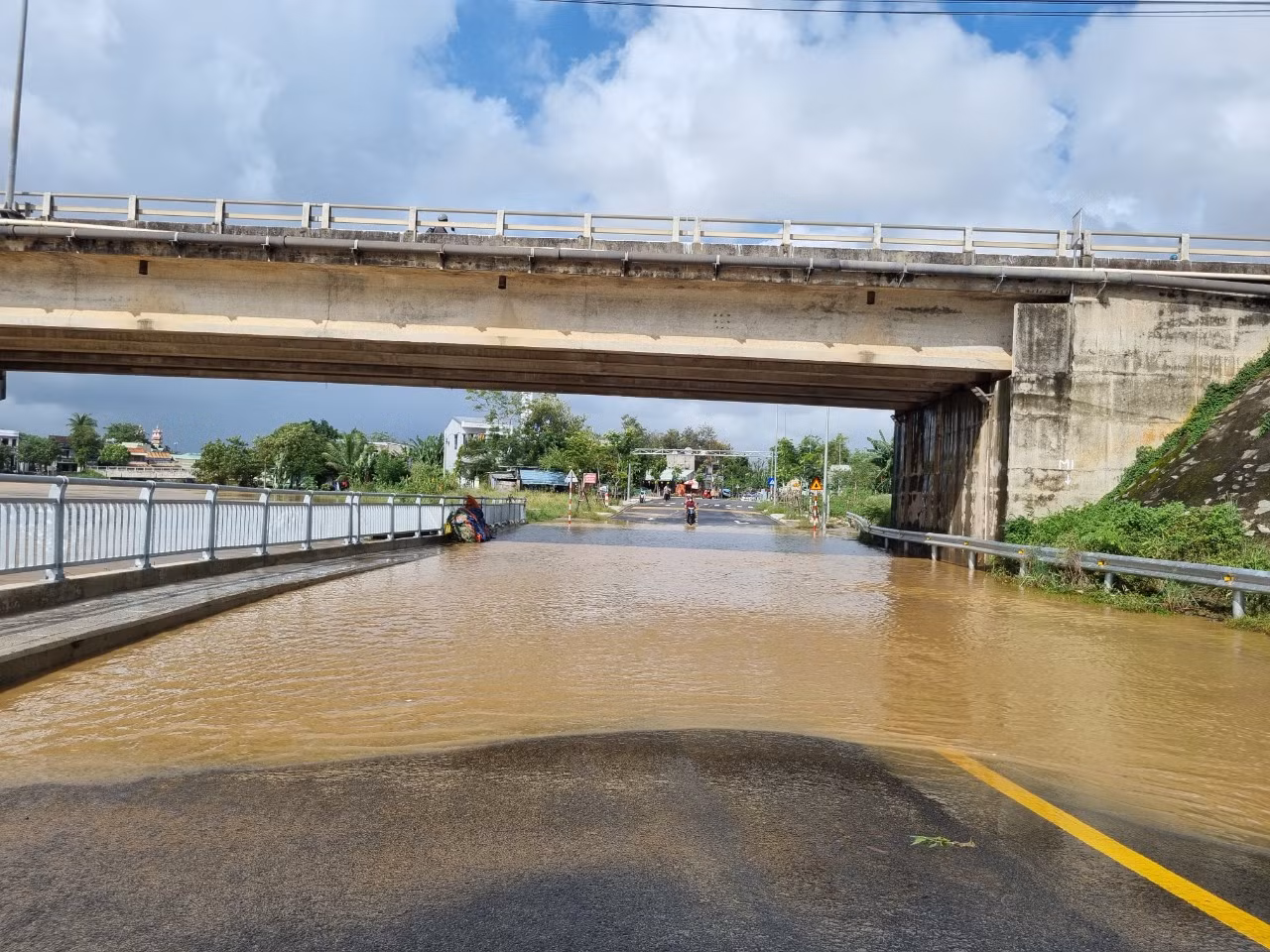 Xe cộ quay đầu, không dám qua chỗ hiểm.