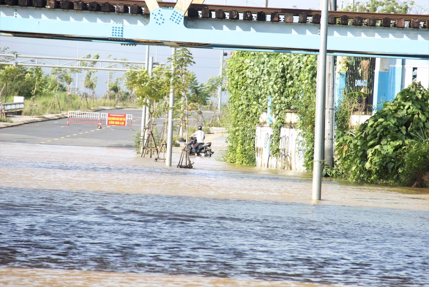 Xe cộ quay đầu, không dám qua chỗ hiểm.