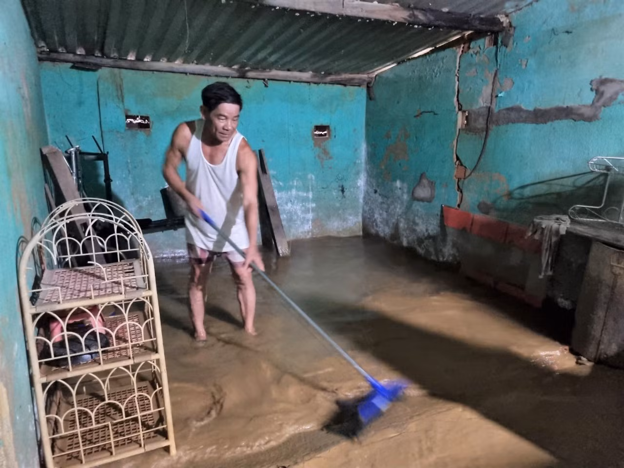 Tại thôn Thạch Nham Tây (xã Hoà Nhơn), nước tràn vào nhà từ cuối chiều, đến đêm bắt đầu dâng mạnh rồi ngâm đến sáng. Nhà ông Bùi Tấn Sỹ ngập hơn nửa mét, riêng phần cuối nhà ngập 1 m, đến sáng nay nước vẫn “ở lì” chưa chịu rút.