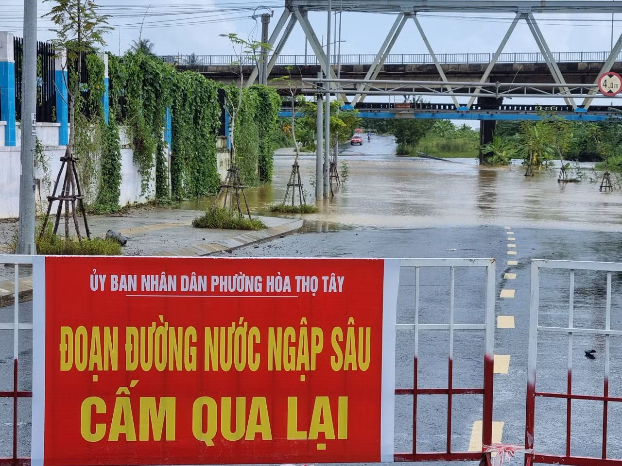 Trong khi đó, tuyến đường Thăng Long này một số đoạn vẫn bị chia cắt do nước ngập sâu. Lực lượng chức năng đã rào chắn, cắm bảng cảnh báo không được qua lại. Trong ảnh, đoạn đường dưới chân cầu Đỏ ngập từ đêm qua, tới trưa nay vẫn thất thủ.