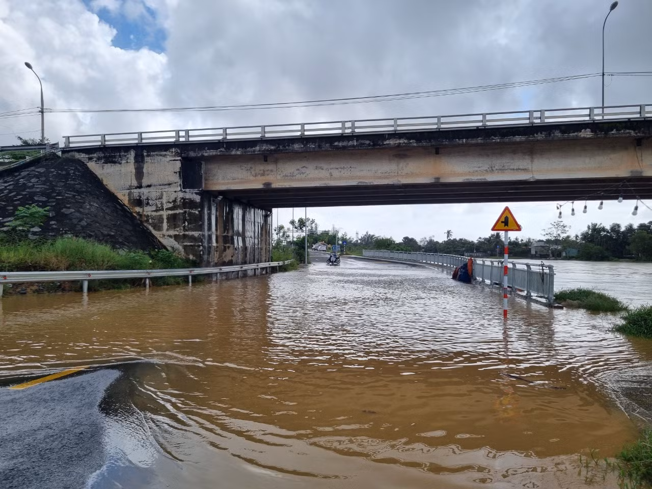 Xe cộ quay đầu, không dám qua chỗ hiểm.