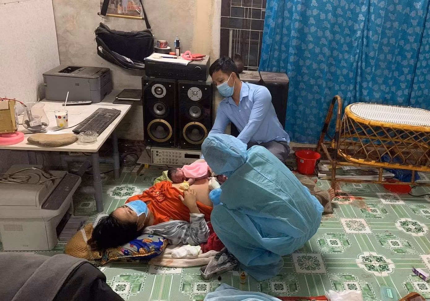 Cùng với hai thanh niên, chị Trâm đã giúp hai mẹ con sản phụ vượt cạn an toàn. Cùng với hai thanh niên, chị Trâm đã giúp hai mẹ con sản phụ vượt cạn an toàn.