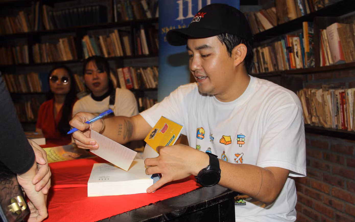 Vậy là Khoa viết mỗi ngày, từ những chuyện gặp trên đường, món ăn ngon, nơi dừng chân… và dần thành thói quen. “Mình mong muốn không bỏ sót bất cứ ký ức nào. Có nhiều cách để ghi nhớ nhưng không cách nào tốt bằng viết lách”, Khoa nói.