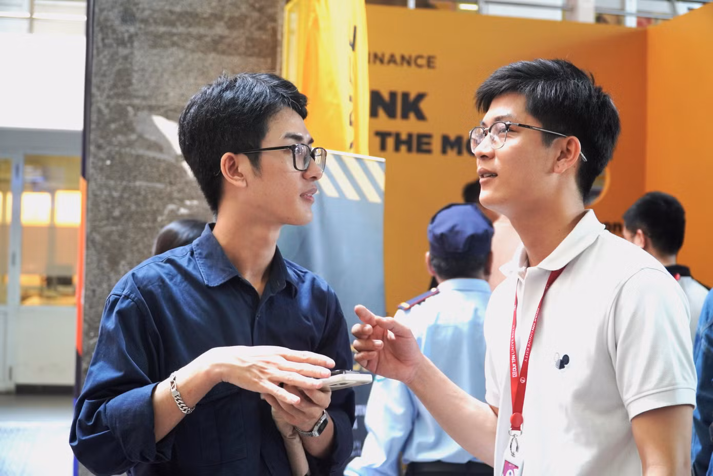 Đinh Văn Nhân (sinh viên ngành An ninh mạng, Đại học Duy Tân) chia sẻ: "Em rất hứng thú với ngày hội, đặc biệt là các hội thảo liên quan đến AI, bởi lĩnh vực em đang rất quan tâm. Đây cũng là dịp để em mở mang kiến thức, biết thêm những xu hướng công nghệ đang thịnh hành, phát triển".