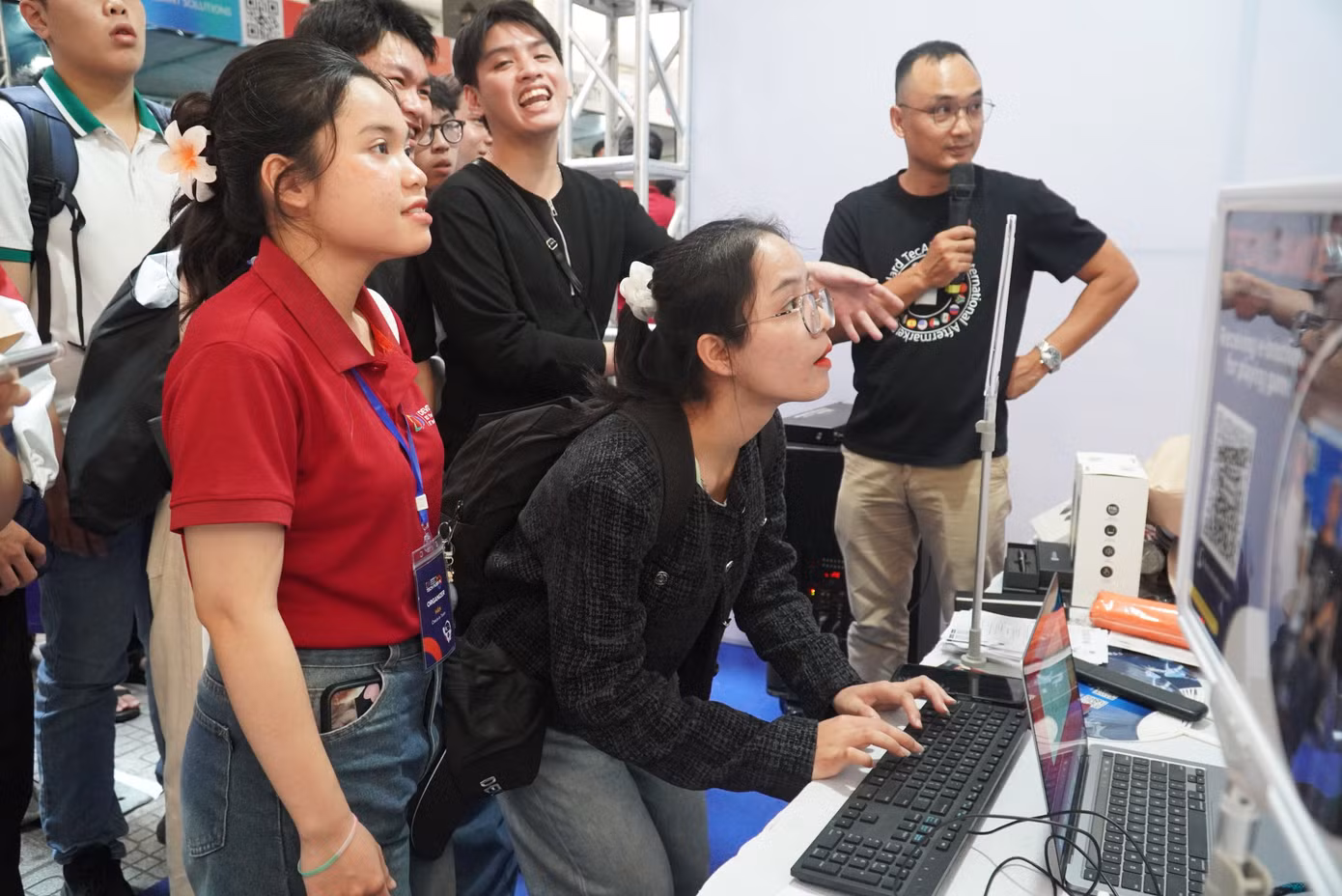 Theo ông Trần Ngọc Thạch - Phó Giám đốc Sở Khoa học và Công nghệ TP Đà Nẵng, ngành CNTT thành phố đã có những bước tăng trưởng nhanh, bền vững, là một trong những lĩnh vực kinh tế mũi nhọn. Tổng doanh thu toàn ngành năm 2024 ước đạt 39.888 tỷ đồng, tăng 9,07% so với năm 2023. Kim ngạch xuất khẩu phần mềm ước cả năm 2024 đạt 165 triệu USD, tăng 11,6% . Đặc biệt, kinh tế số Đà Nẵng đóng góp khoảng 24% cơ cấu GRDP toàn thành phố. "Sự kiện DevDay đã trở thành một nền tảng quý giá, nơi các chuyên gia, nhà nghiên cứu, sinh viên và những người đam mê công nghệ kết nối, trao đổi những ý tưởng, kiến thức mới nhất về các xu hướng công nghệ đang định hình tương lai, đồng thời định hướng nghề nghiệp cho thế hệ sinh viên CNTT đầy triển vọng", ông Thạch nhìn nhận.
