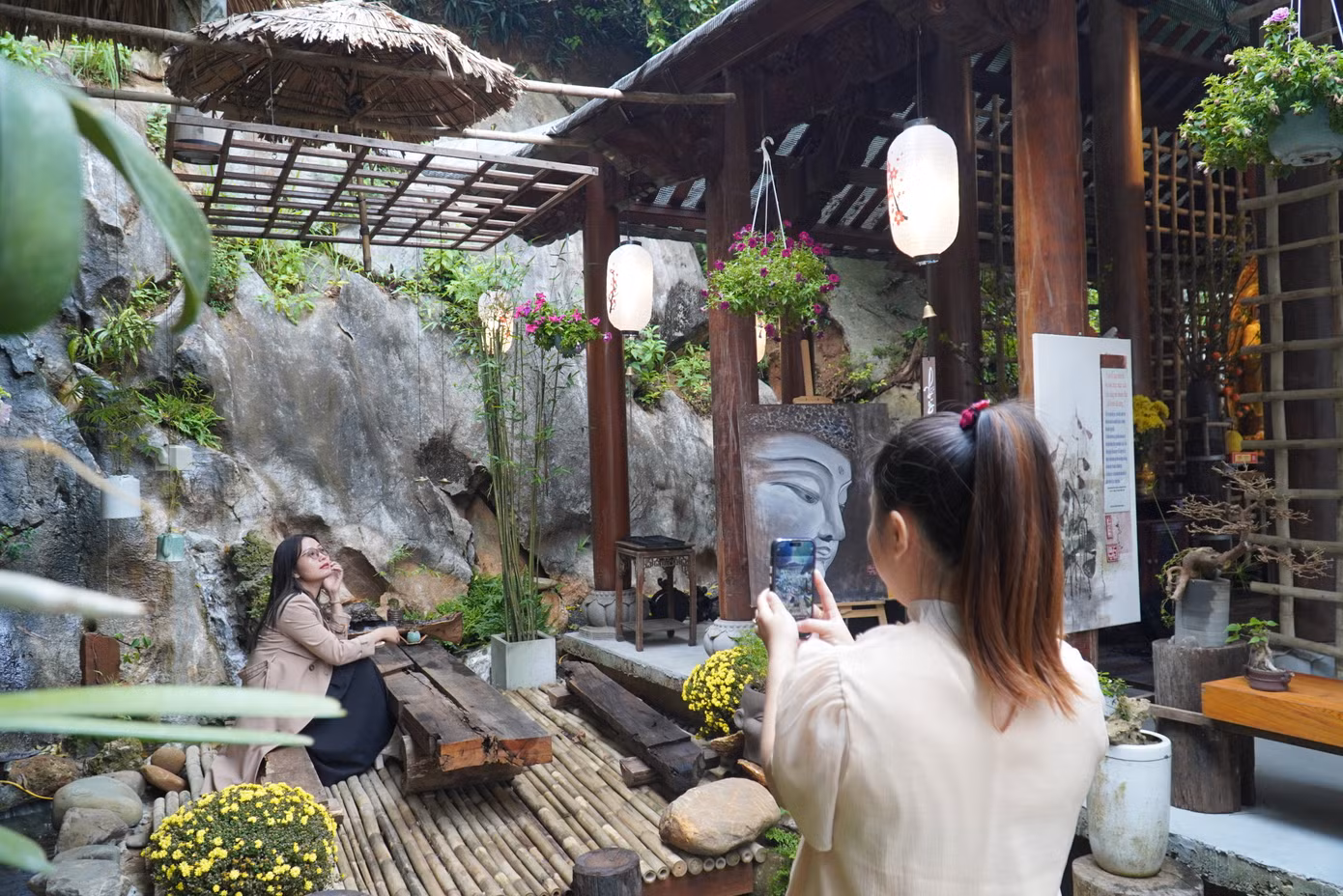 Góc nào trong chùa cũng đẹp, mang lại cảm giác an yên. Chùa nhắc nhở mọi người "được sống trong niềm an lạc là điều may mắn giữa cuộc đời này".