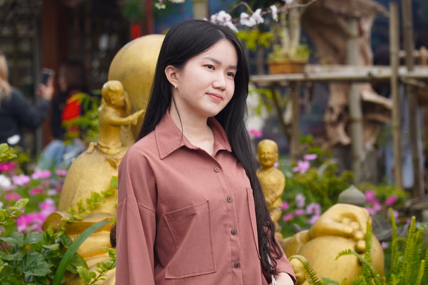 Sân chùa không khi nào ngớt khách. Nguyễn Hà Minh (27 tuổi, quận Cẩm Lệ) cho hay mới chỉ biết đến chùa Từ Tâm cách đây vài ngày nhờ xem giới thiệu các điểm đến dịp rằm tháng Giêng trên mạng. "Em đã đi Ngũ Hành Sơn nhiều lần, đến nhiều chùa nhưng chưa hề nghe tới chùa Từ Tâm. Mấy hôm trước xem review trên mạng xã hội, em và bạn bè đều ngạc nhiên vì ngôi chùa đẹp quá nên rủ nhau cùng đi", Hà Minh kể.