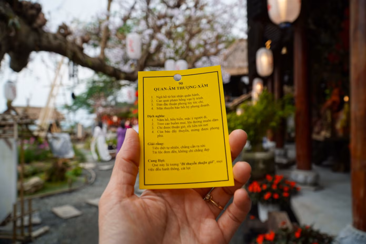 Dịp đầu xuân, rất nhiều người dân, du khách lên chùa xin quẻ. Ông Mai Văn Hùng (60 tuổi, quận Liên Chiểu) cho hay năm nào gần rằm tháng Giêng ông cũng đưa cả nhà lên chùa cầu an, xin quẻ. Đây là lần đầu ông đến chùa Từ Tâm và may mắn xin được thượng xăm.