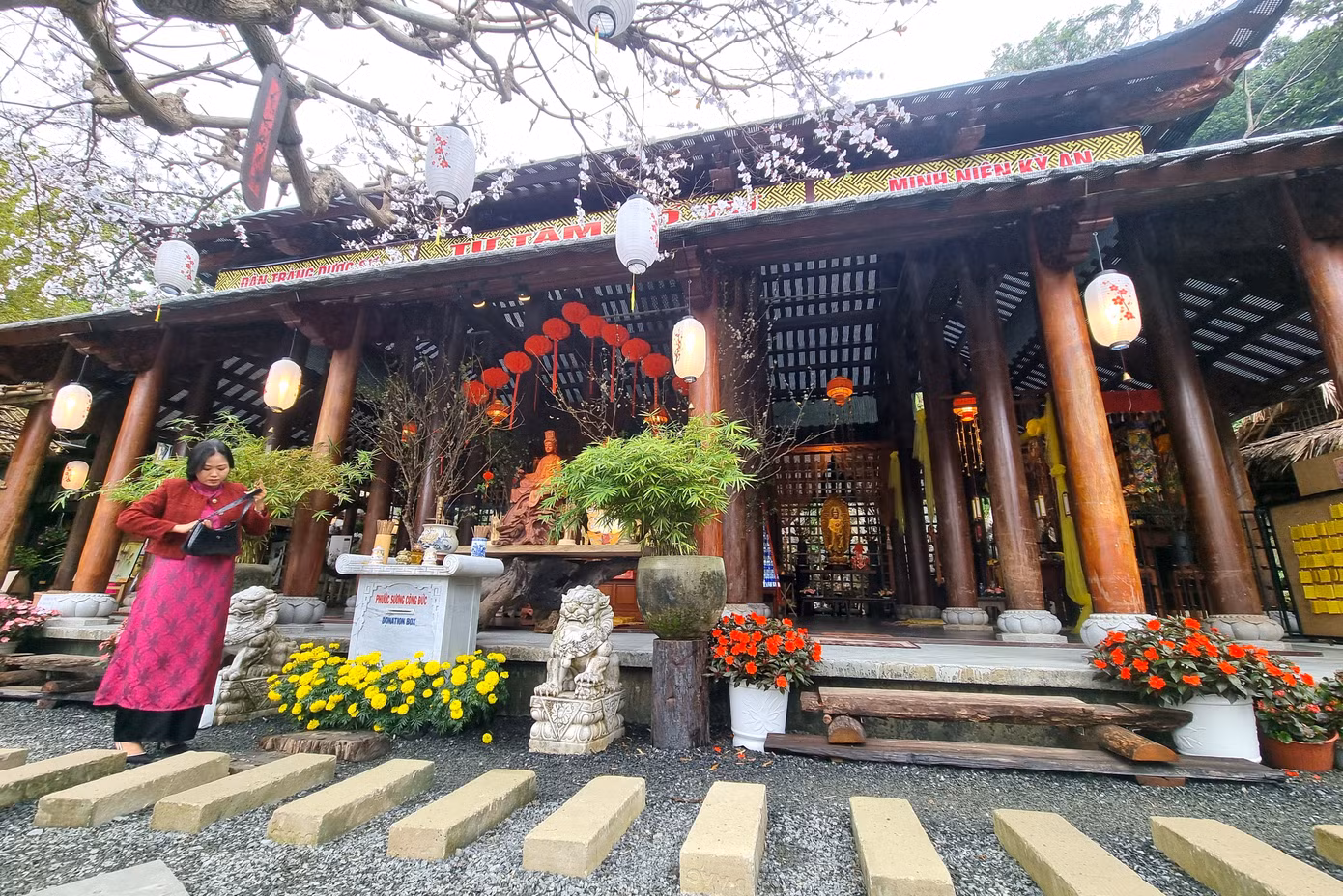 Sau nhiều lần bị tàn phá do chiến tranh và trùng tu lại, đến nay chùa có hình mái vòm, nhà lục giác, nhiều chòi gác xung quanh.
