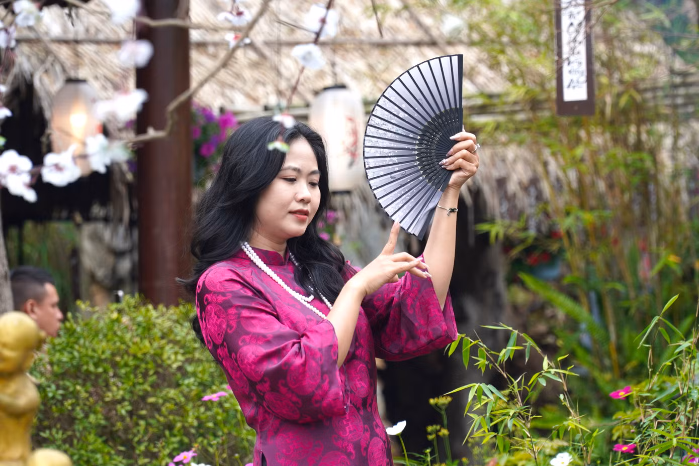 Chị em phụ nữ không ngại leo núi lên chùa chụp ảnh với áo dài.