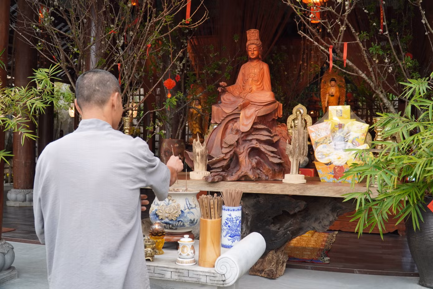 Chùa hiện có 5 phật tử. Hàng ngày chùa đón một lượng khách lớn đến tham quan.
