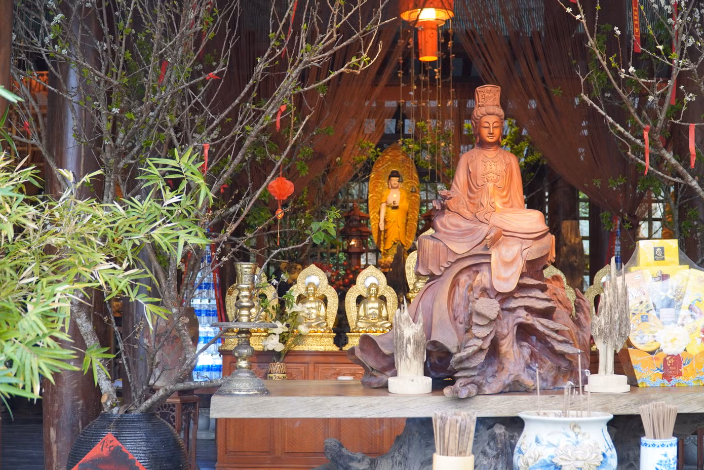 Sau nhiều lần bị tàn phá do chiến tranh và trùng tu lại, đến nay chùa có hình mái vòm, nhà lục giác, nhiều chòi gác xung quanh.