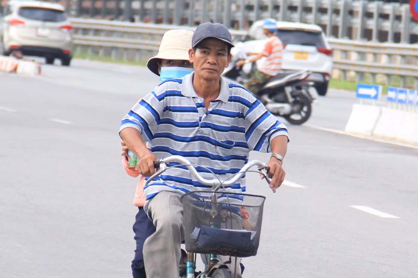 Lo an toàn cho con, anh Minh không quản ngại vất vả chở con đến trường bất kể nắng mưa. Ảnh: Thanh Hiền