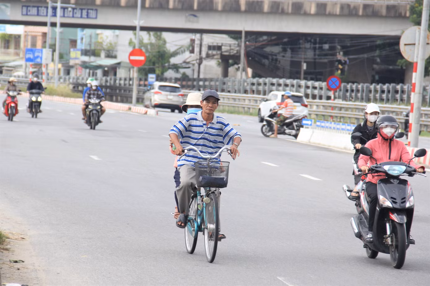 Người cha chở con gái trên chiếc xe cà tàng đi thi Tốt nghiệp THPT. Ảnh: Thanh Hiền