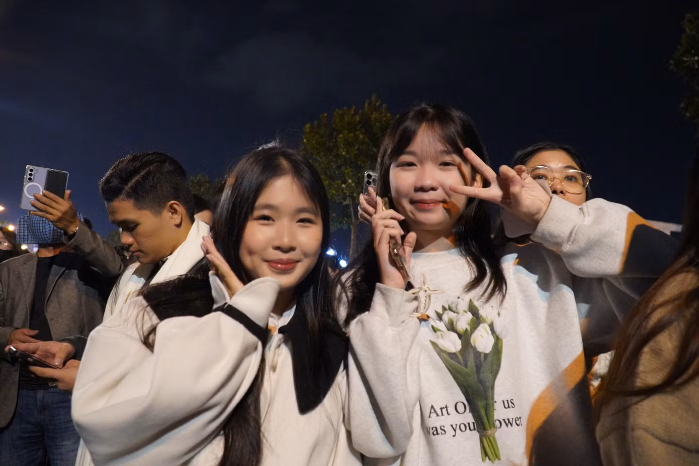 Tại phố đi bộ Bạch Đằng ven sông Hàn, hàng nghìn người dân và du khách đổ về từ sớm để chờ đón hoa hậu. Chị Hoàng Vân (27 tuổi, Lâm Đồng) chia sẻ: “Tôi rất háo hức được gặp hoa hậu ở ngoài đời. Tôi theo dõi Thanh Thủy nhiều năm qua và rất ngưỡng mộ. Lần này thật đặc biệt vì gặp hoa hậu trên chính quê hương của cô ấy”.