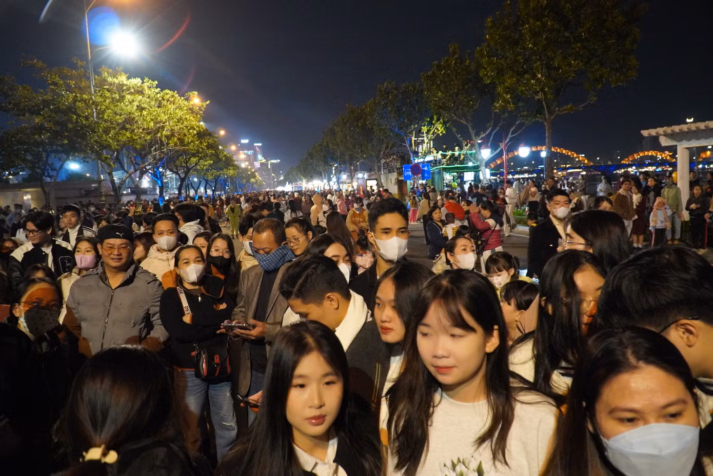 Tại phố đi bộ Bạch Đằng ven sông Hàn, hàng nghìn người dân và du khách đổ về từ sớm để chờ đón hoa hậu. Chị Hoàng Vân (27 tuổi, Lâm Đồng) chia sẻ: “Tôi rất háo hức được gặp hoa hậu ở ngoài đời. Tôi theo dõi Thanh Thủy nhiều năm qua và rất ngưỡng mộ. Lần này thật đặc biệt vì gặp hoa hậu trên chính quê hương của cô ấy”.