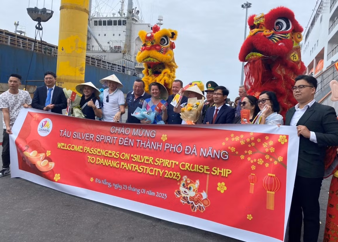 Đoàn khách Châu Âu tới xông đất Đà Nẵng bằng đường biển sáng mồng 2 Tết.