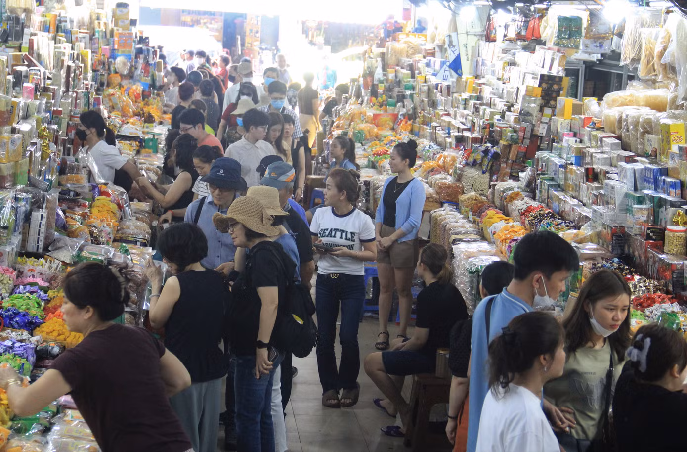Mọi lối đi trong chợ kín du khách, có lúc phải nhích từng bước chân. Theo ông Thành, mỗi ngày chợ đón khoảng 10.000 người, chủ yếu là du khách quốc tế đến từ Hàn Quốc, Thái Lan… số lượng khách ngang với thời điểm trước dịch COVID-19.