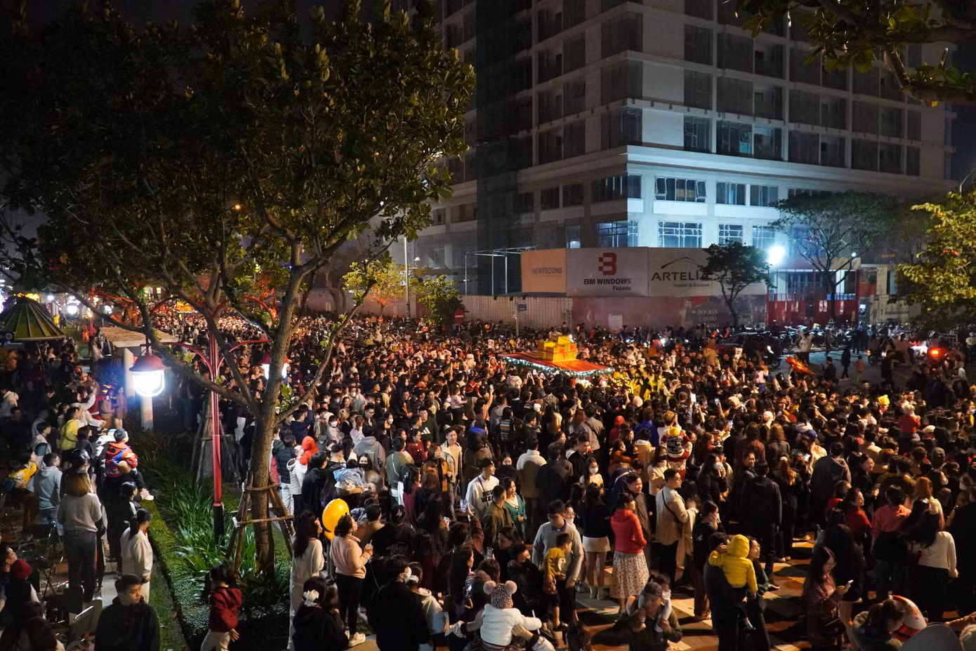 Từ giao lộ Bình Minh 7 – Bạch Đằng, hoa hậu cùng đoàn diễu hành trên tuyến phố đi bộ Bạch Đằng, các vũ công nhảy đồng diễn trên nền nhạc Giáng sinh sôi động tại mỗi điểm dừng. Tuy nhiên biển người mỗi lúc một đông, xe chở hoa hậu mắc kẹt không thể di chuyển.