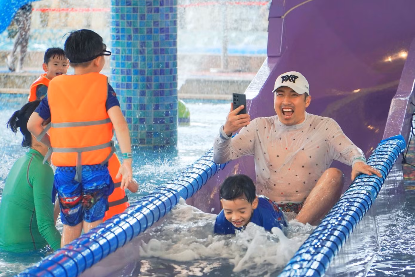 Thời tiết Đà Nẵng những ngày Tết không lạnh nên nhiều gia đình chọn đưa con đến các điểm có khu vui chơi dưới nước. Trong ảnh là du khách vui chơi trong công viên nước Mikazuki.