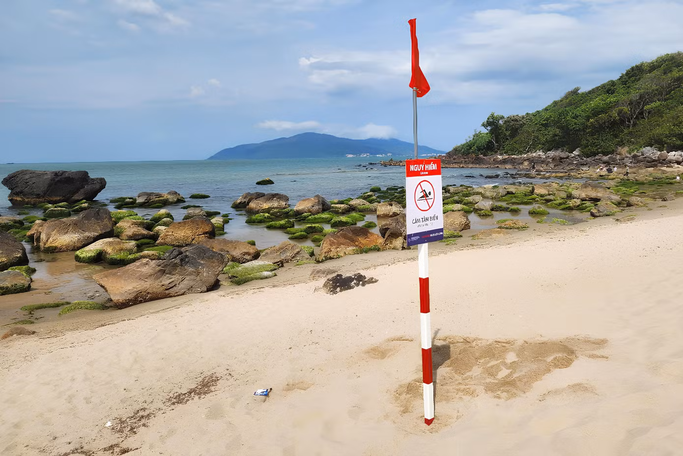 Nhiều biển cấm tắm được cắm sau vụ đuối nước khiến hai học sinh tử vong. Nhiều biển cấm tắm được cắm sau vụ đuối nước khiến hai học sinh tử vong.