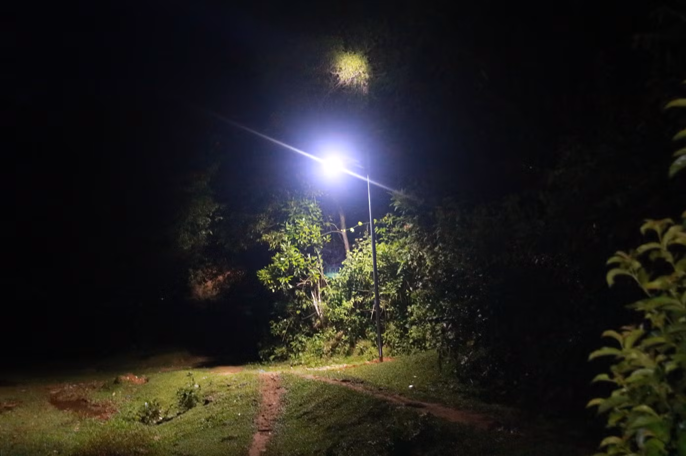 Nhờ sự nỗ lực, thấu hiểu của các bạn trẻ, thôn làng của bà con Ca Dong giữa đại ngàn đã được thắp sáng.