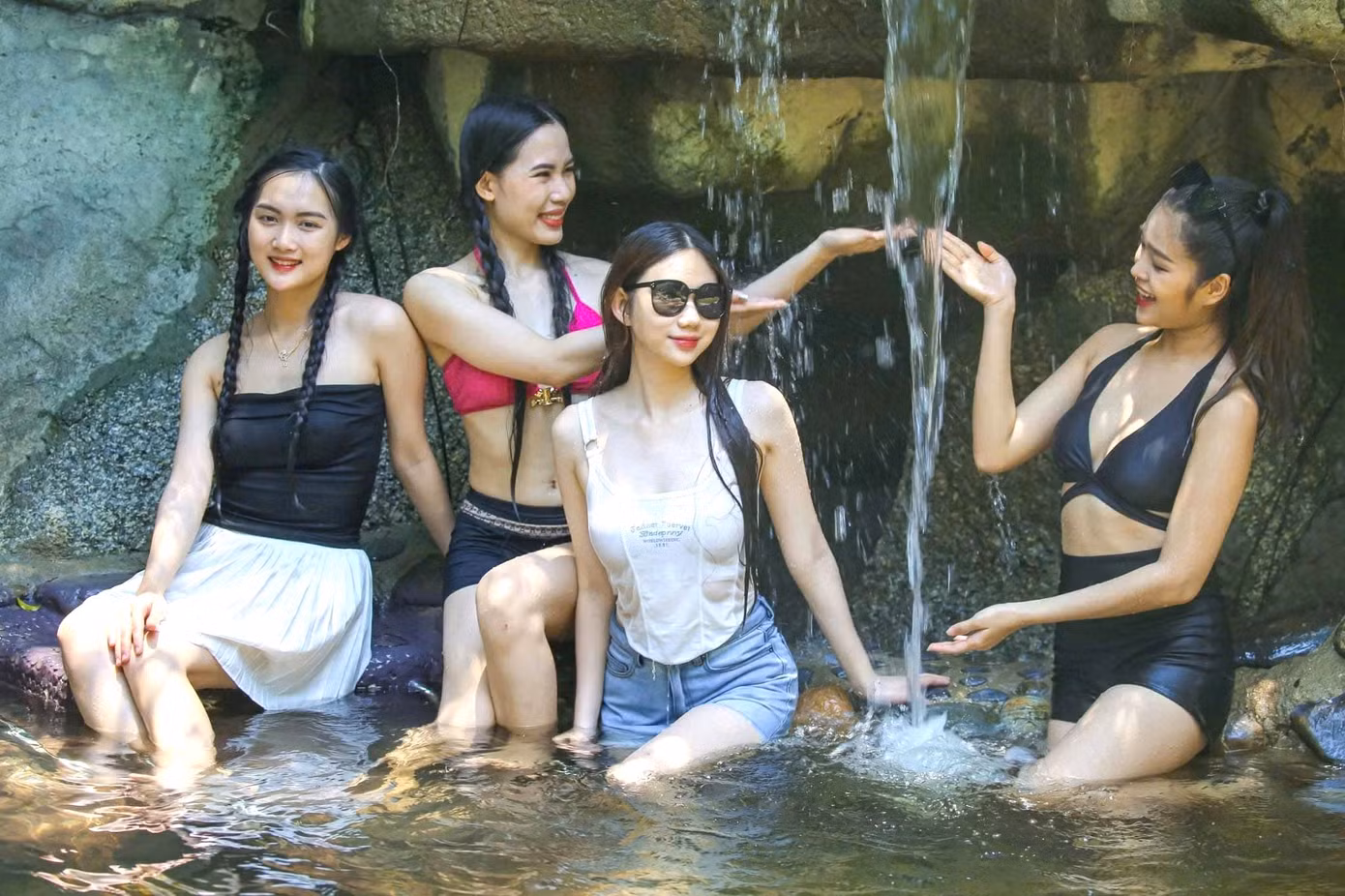 Các khu điểm vui chơi tấp nập khách. Những ngày qua lượng người đến vui chơi tại công viên nước Mikazuki đông đúc, ngày 7/4 dự kiến đón khoảng 3.000 lượt khách.
