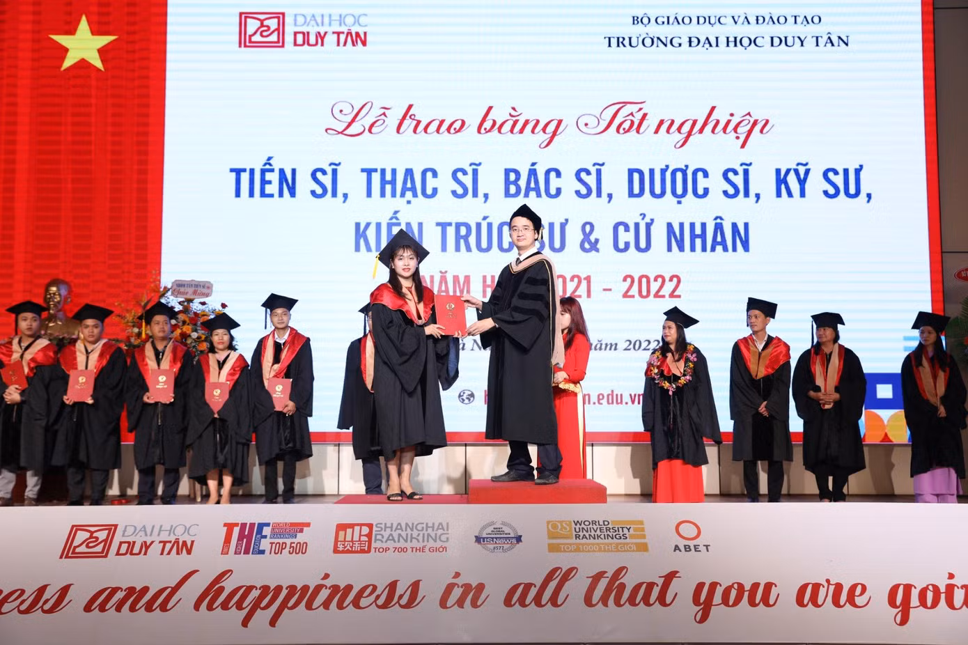 Tiến sĩ Lê Nguyên Bảo, Hiệu trưởng nhà trường trao bằng tốt nghiệp cho các tân cử nhân.