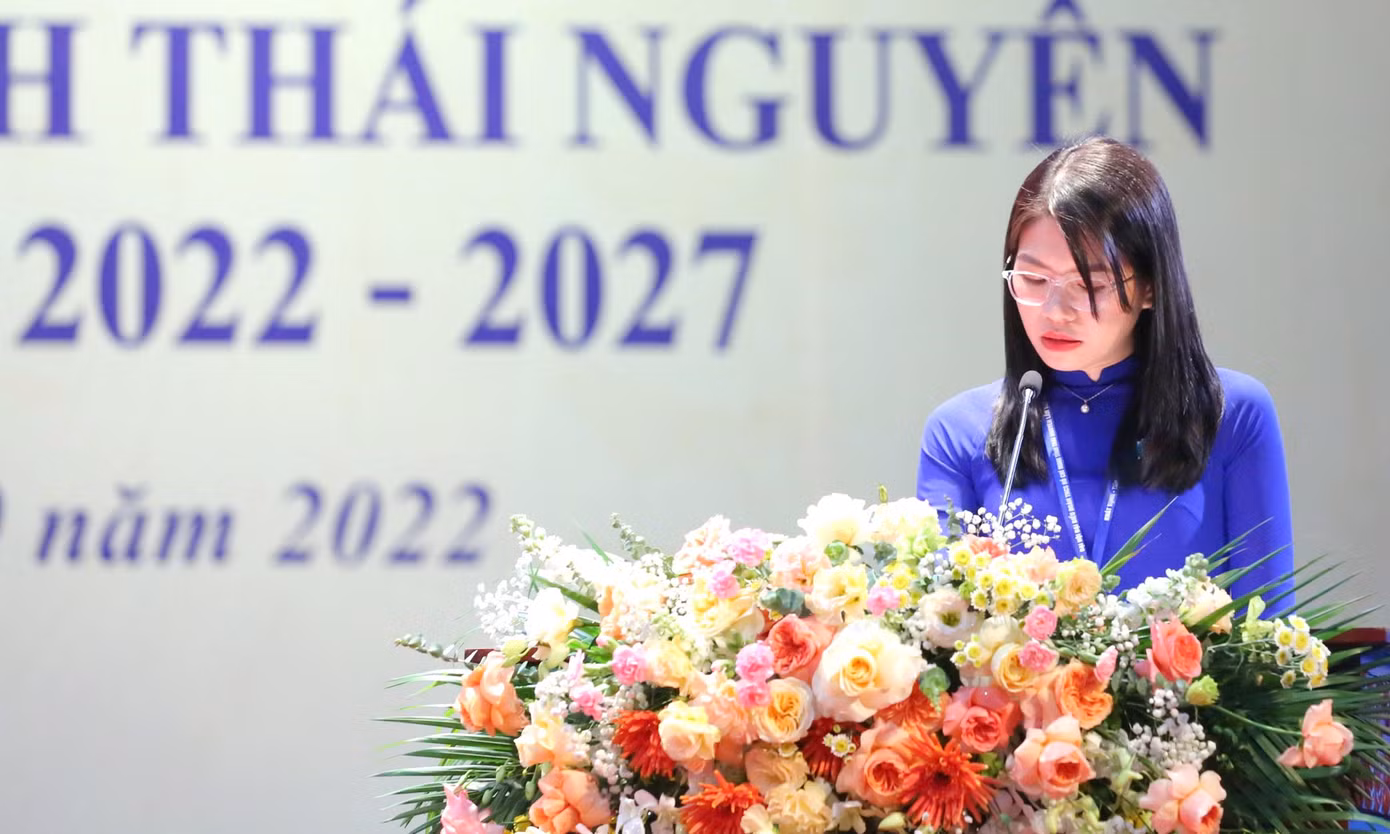Chị Phạm Thị Thu Hiền - Phó Bí thư Tỉnh Đoàn Thái Nguyên khóa XIV trình bày tóm tắt báo cáo chính trị Đại hội. Ảnh: Trọng Tài
