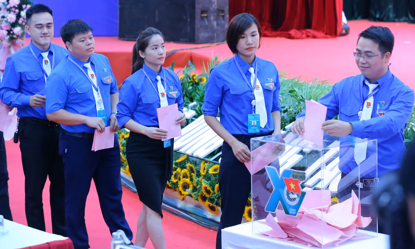 Đại hội đã bầu ra Ban Chấp hành Tỉnh Đoàn khóa mới gồm 35 anh, chị. Ảnh: Trọng Tài.
