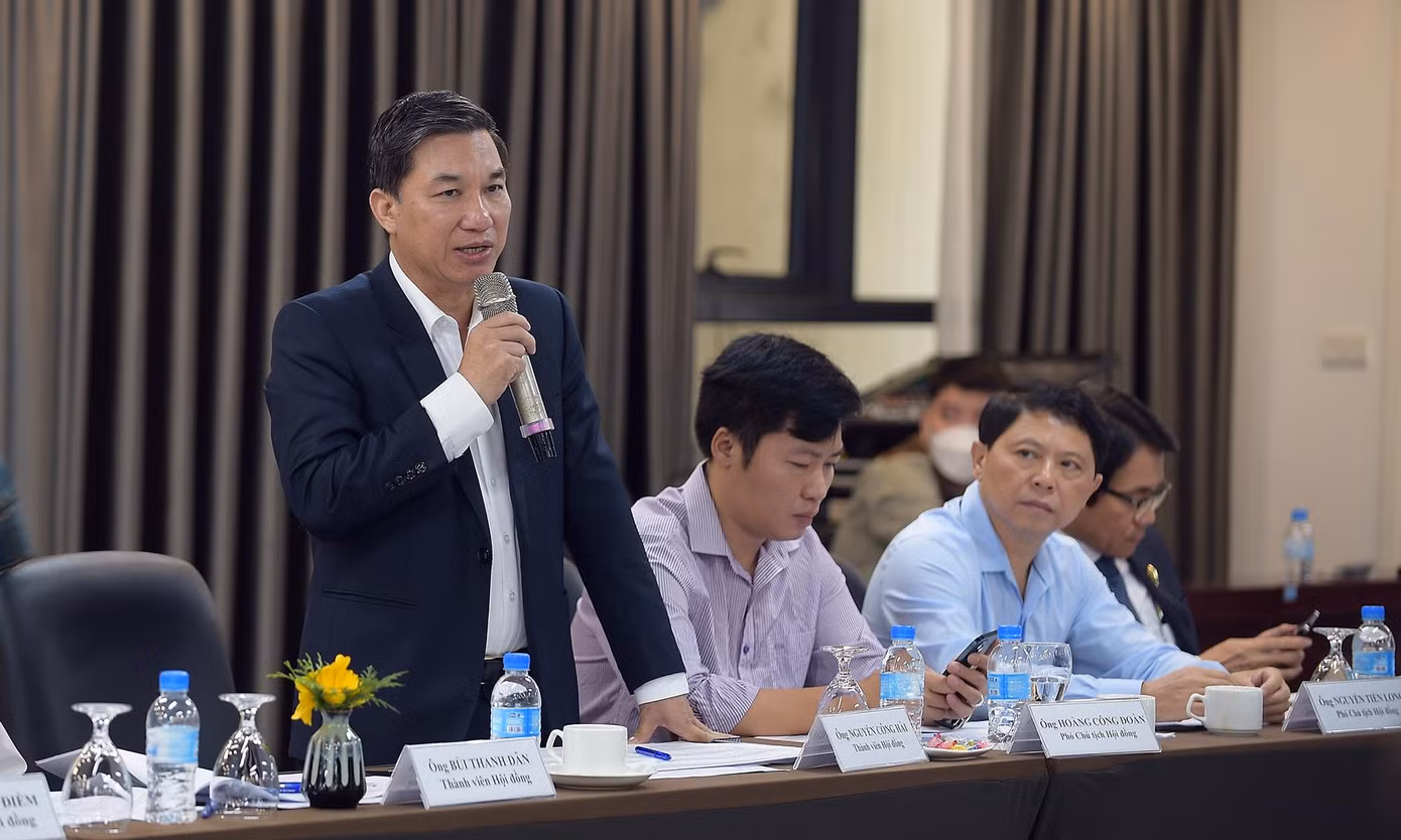 Các đại biểu đã trao đổi, thảo luận và bỏ phiếu kín bình chọn ứng viên trao giải. Ảnh: Xuân Tùng