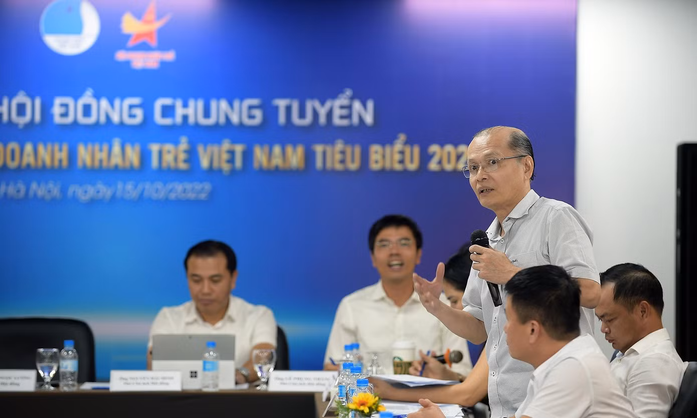 Các đại biểu đã trao đổi, thảo luận và bỏ phiếu kín bình chọn ứng viên trao giải. Ảnh: Xuân Tùng