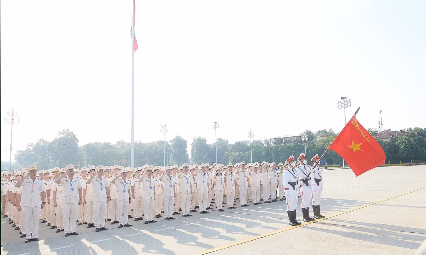 Tại lễ báo công, các đại biểu trang nghiêm thực hiện lễ chào cờ; lắng nghe lại Bác Hồ căn dặn thanh niên Việt Nam.
