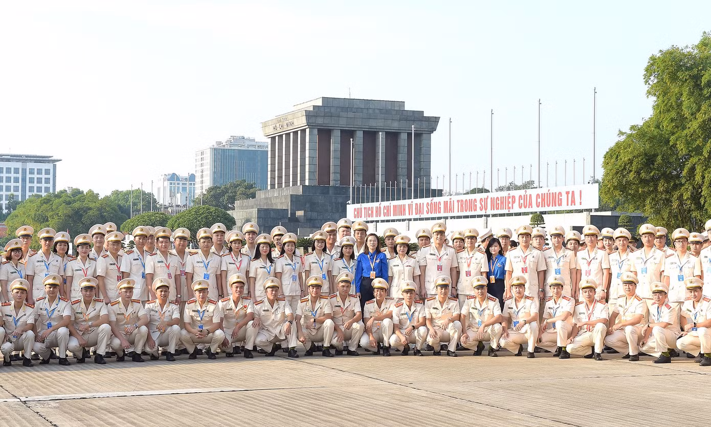 Các đại biểu chụp ảnh lưu niệm tại Quảng trường Ba Đình