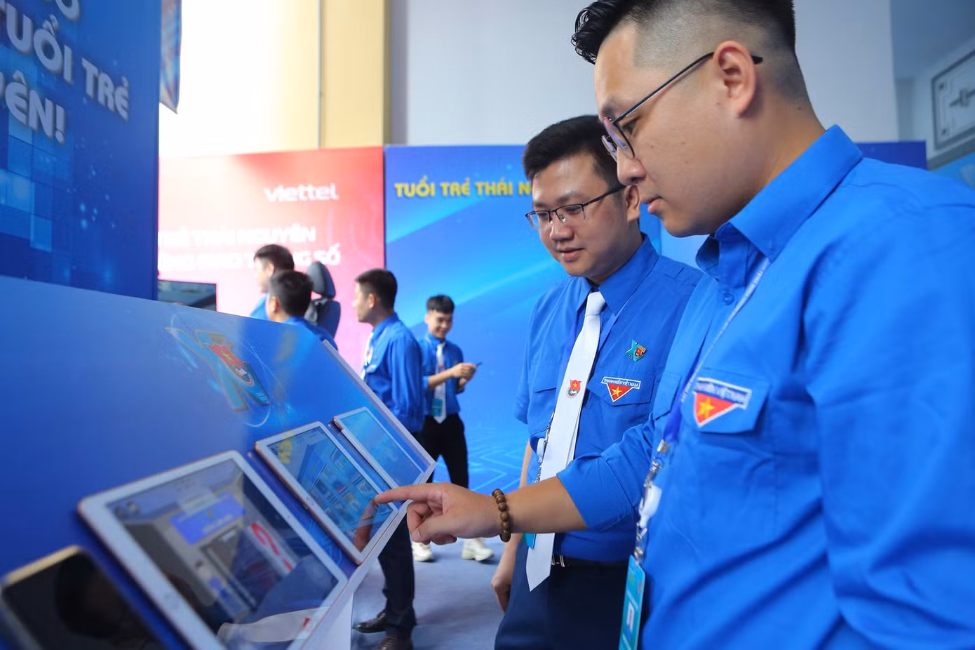 Các đại biểu trải nghiệm các ứng dụng tại không gian số của Đại hội.