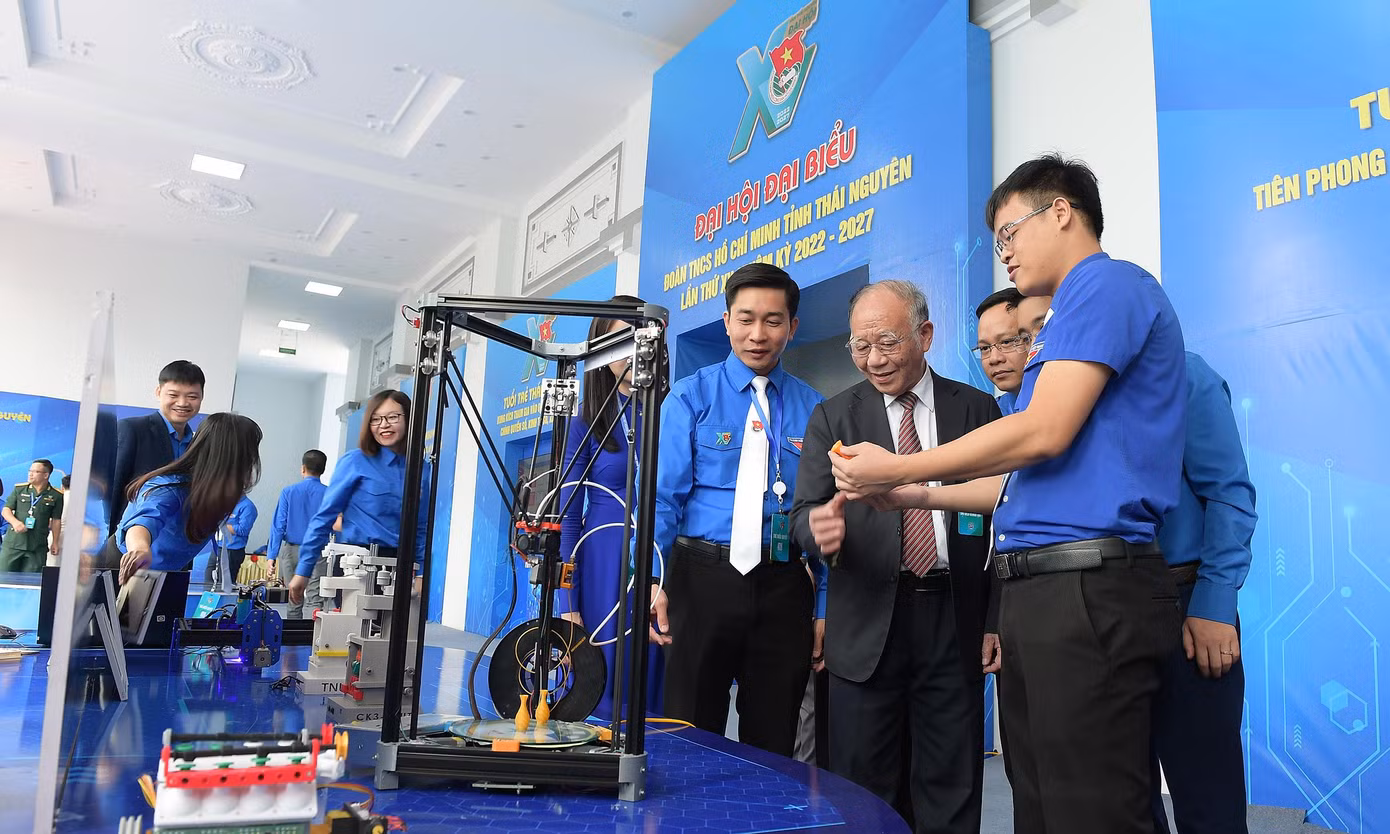Các đại biểu, khách mời tham quan không gian số.