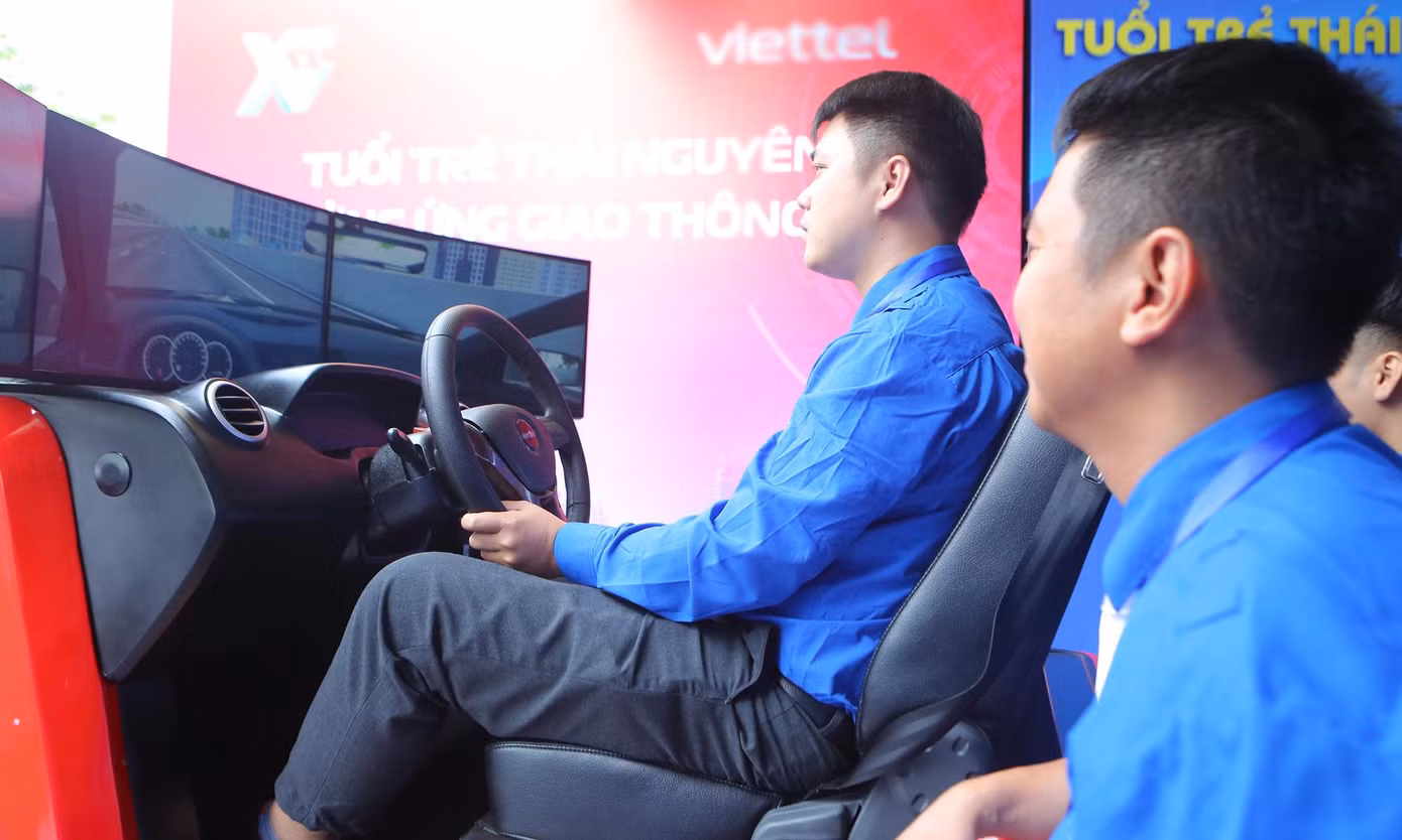 Các đại biểu trải nghiệm các ứng dụng, công nghệ số.