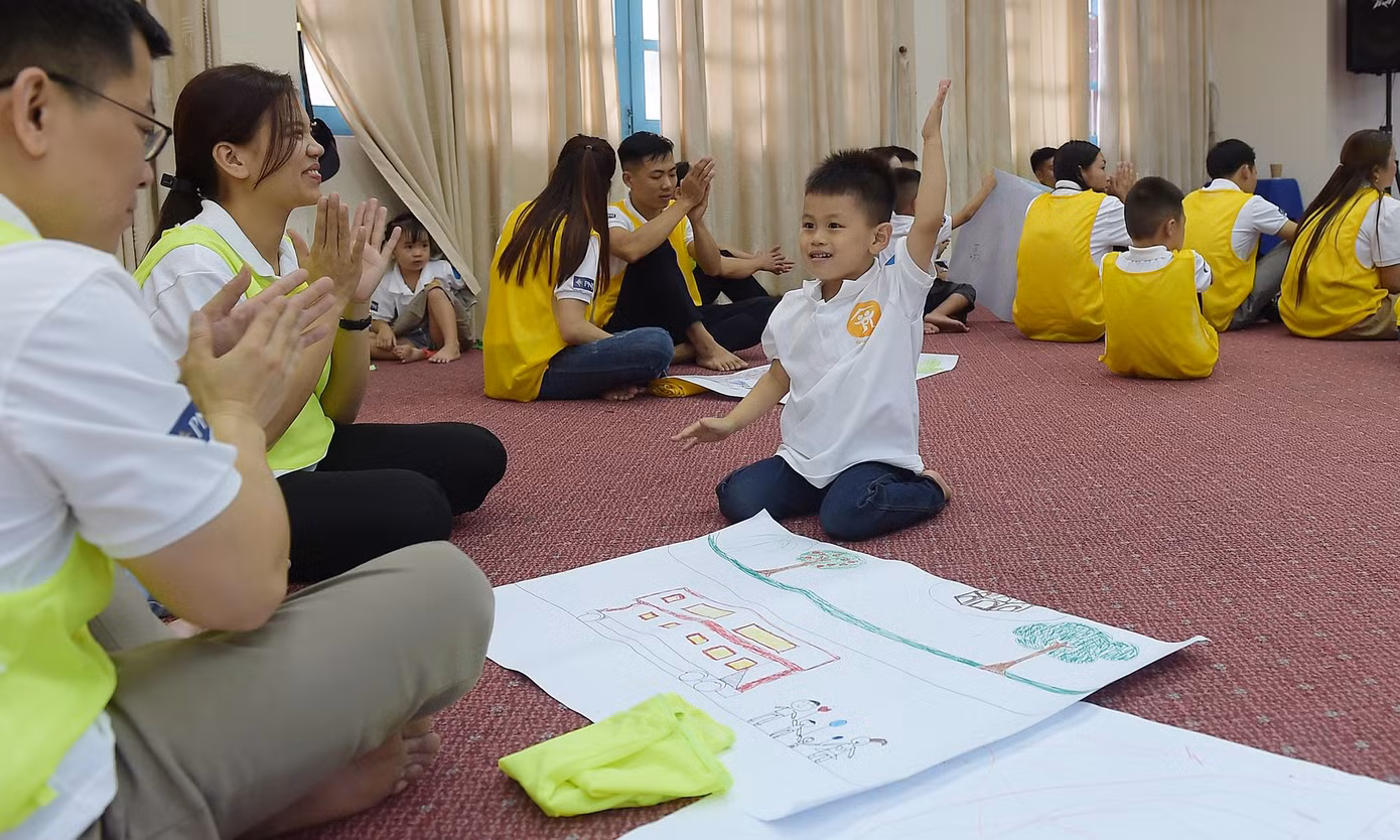 Các gia đình đã cùng nhau thực hiện vẽ tranh gắn chủ đề ước mơ, hạnh phúc gia đình. Ảnh: Xuân Tùng