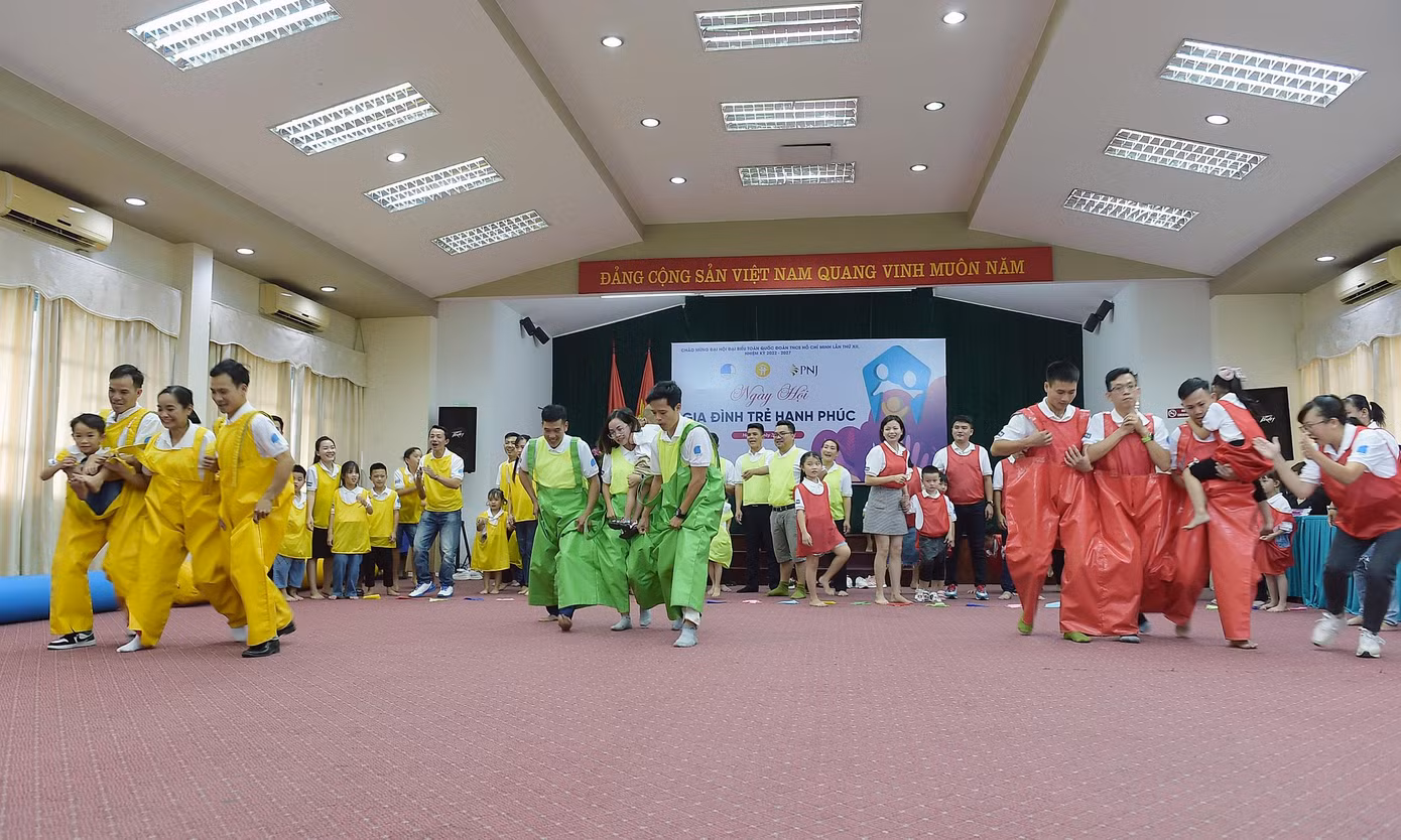 Các gia đình tham gia hoạt động trong ngày hội. Ảnh: Xuân Tùng