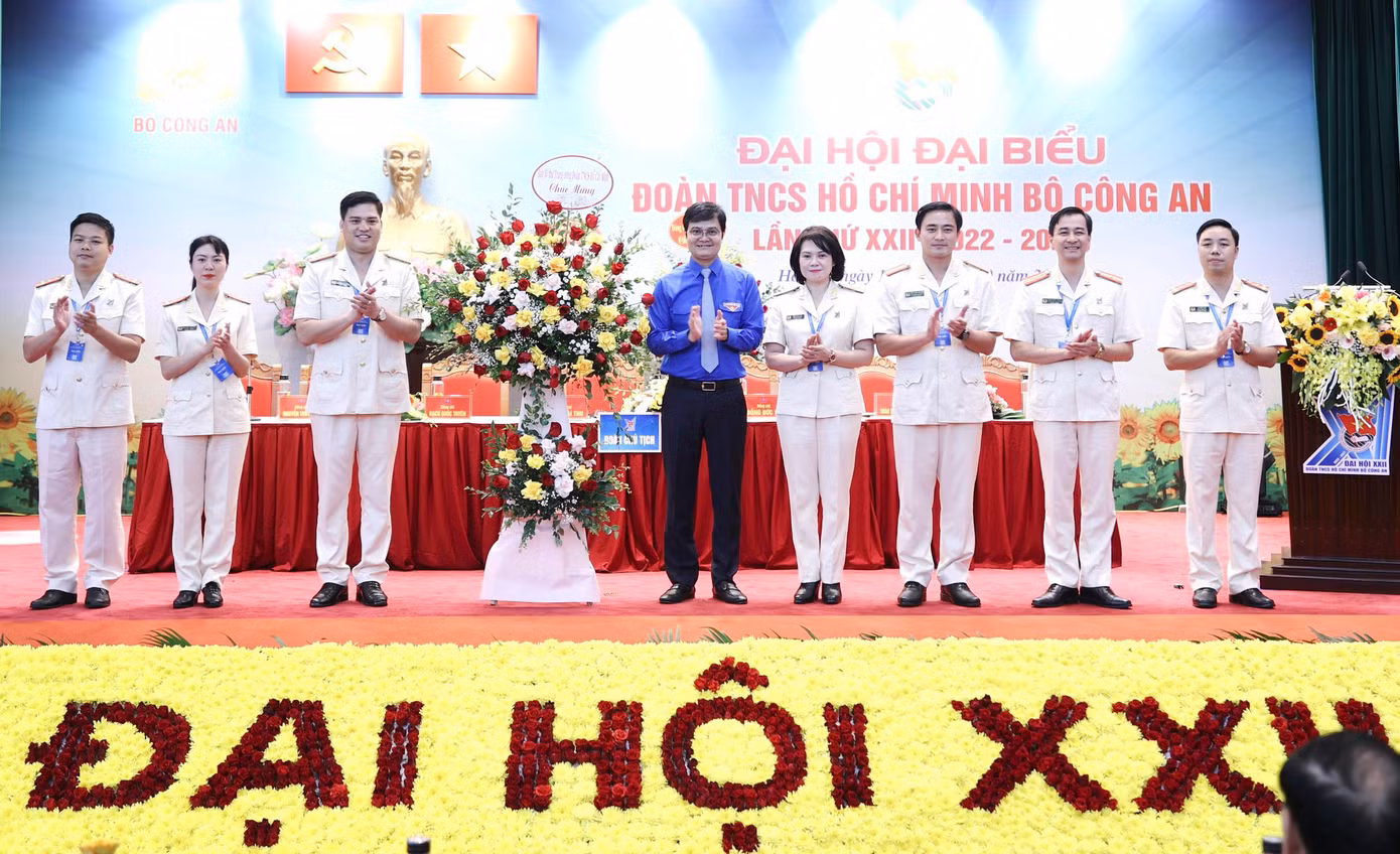 Bí thư thứ nhất Trung ương Đoàn Bùi Quang Huy tặng hoa chúc mừng Đại hội. Ảnh: Như Ý