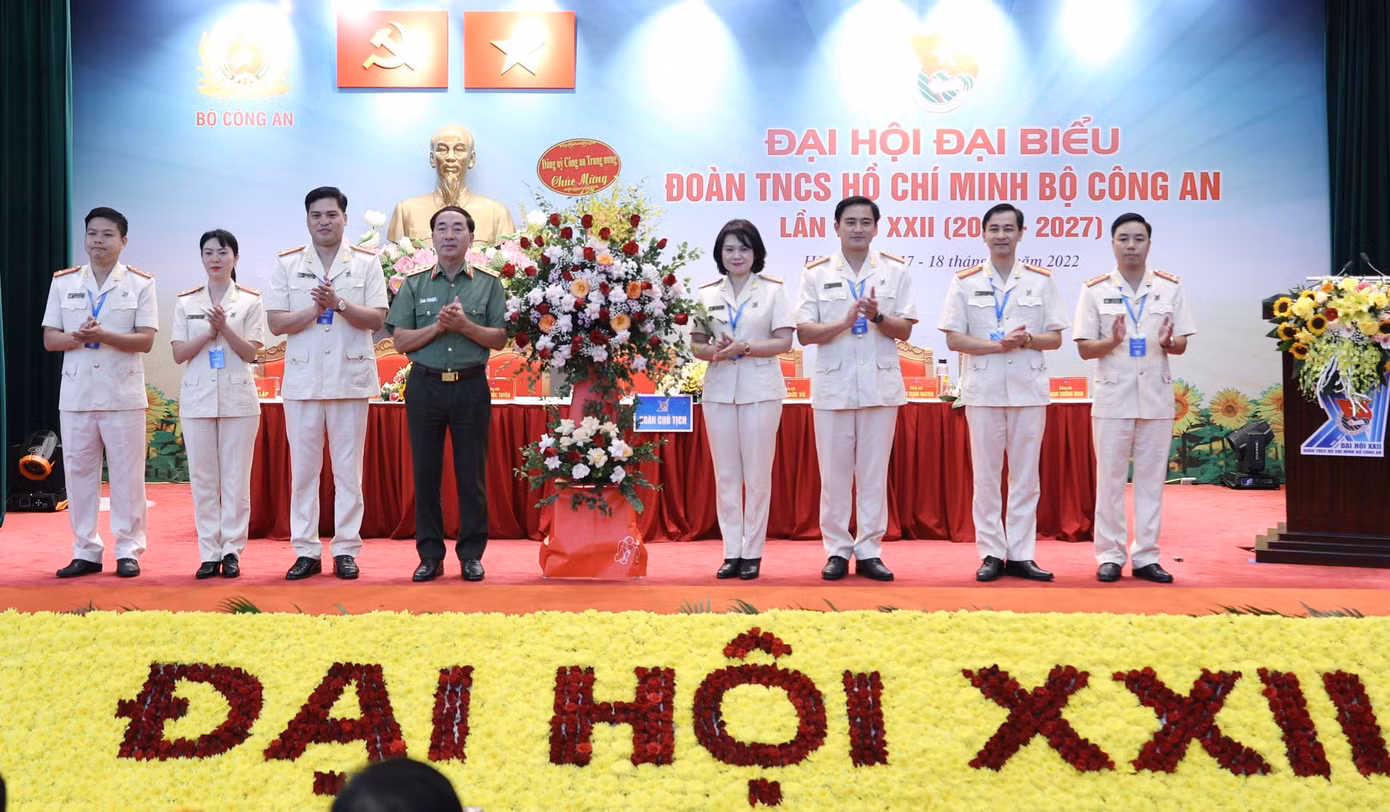 Thượng tướng Trần Quốc Tỏ tặng lẵng hoa chúc mừng Đại hội. Ảnh: Như Ý