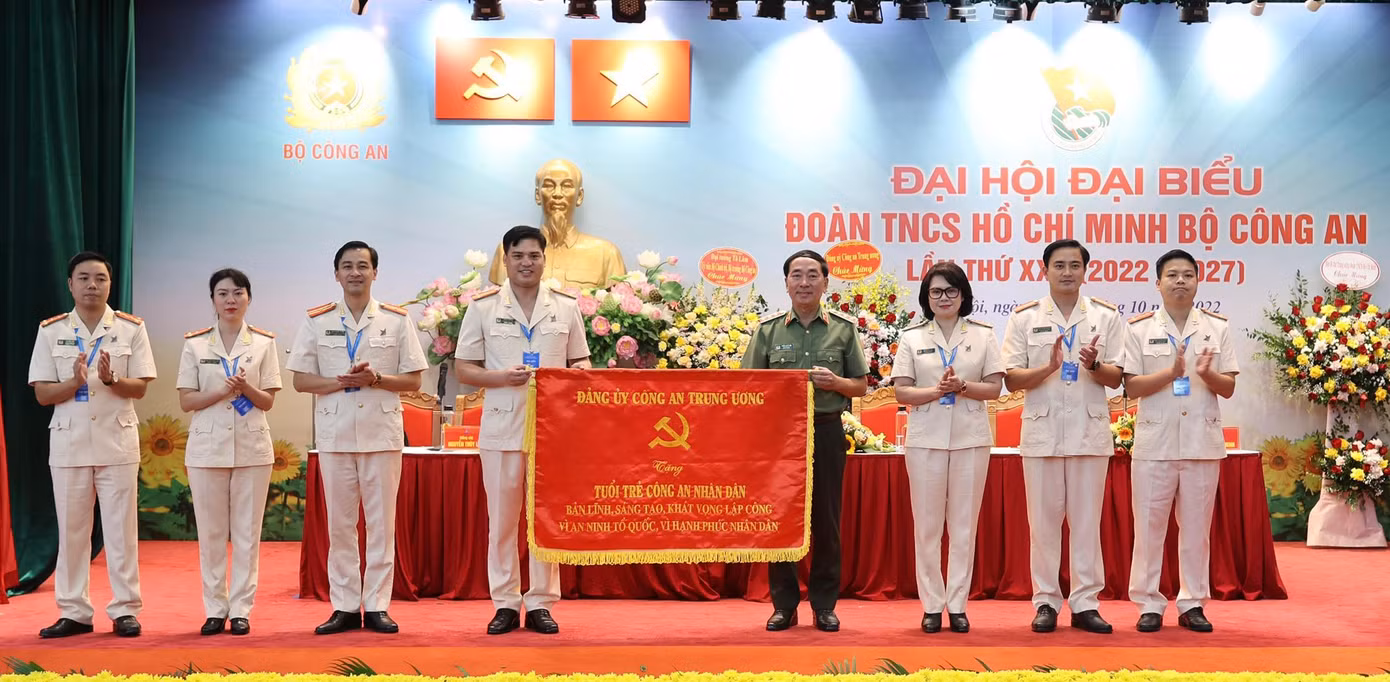 Thay mặt Đảng ủy Công an Trung ương, Thượng tướng Trần Quốc Tỏ tặng bức trướng cho tuổi trẻ Công an nhân dân. Ảnh: Như Ý