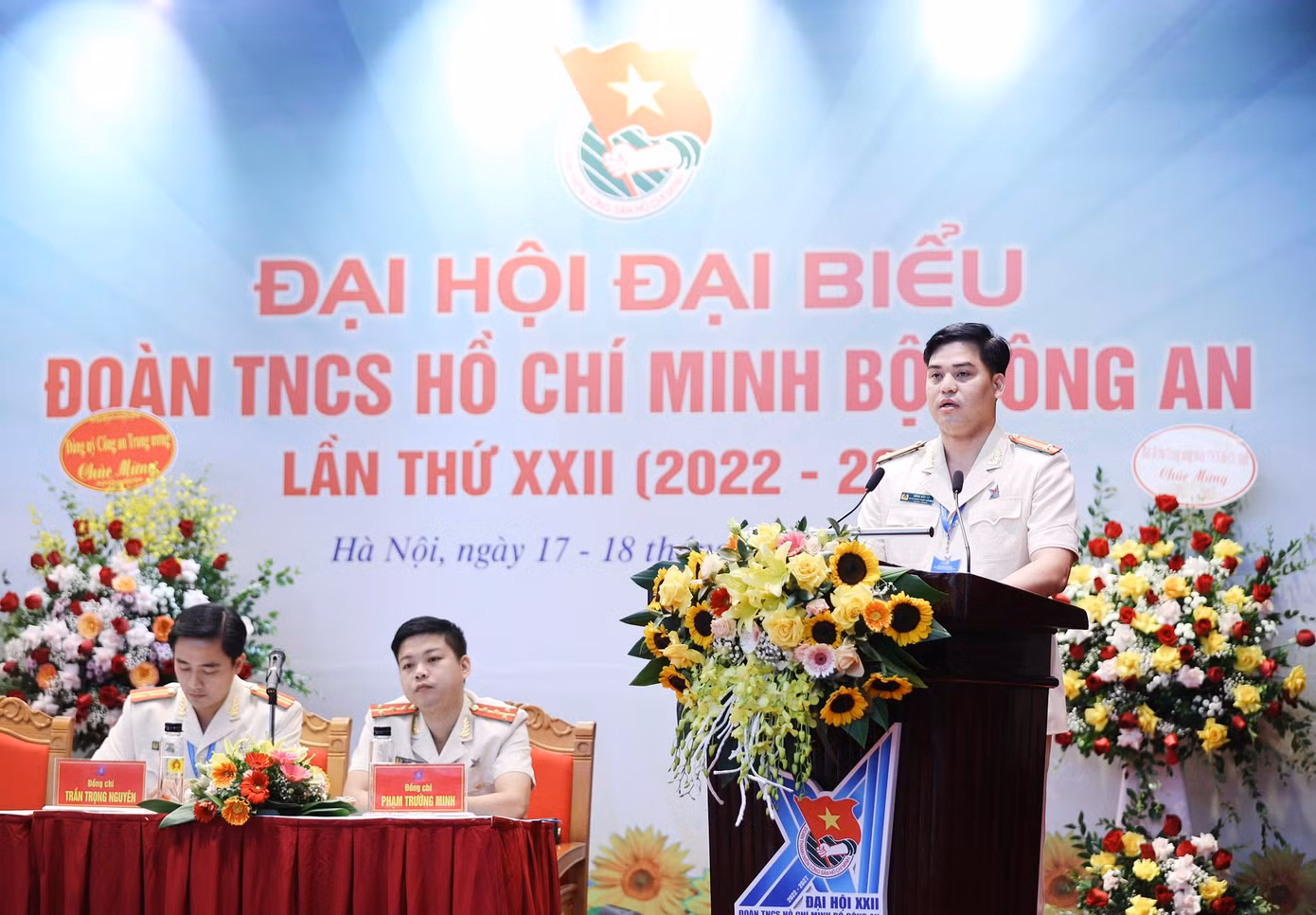 Trung tá Đồng Đức Vũ trình bày tóm tắt báo cáo chính trị Đại hội. Ảnh: Như Ý