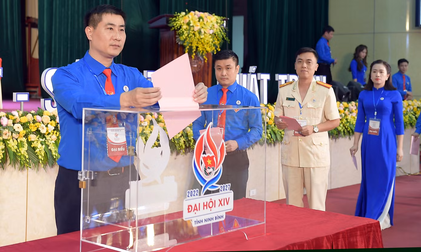 Các đại biểu bỏ phiếu bầu cử Ban Chấp hành Tỉnh Đoàn Ninh Bình khóa XIV. Ảnh: Xuân Tùng
