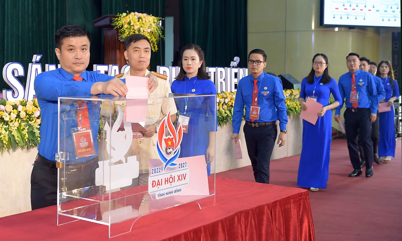 Các đại biểu bỏ phiếu bầu cử Ban Chấp hành Tỉnh Đoàn Ninh Bình khóa XIV. Ảnh: Xuân Tùng