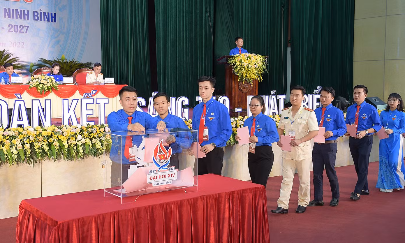 Các đại biểu bỏ phiếu bầu cử Ban Chấp hành Tỉnh Đoàn Ninh Bình khóa XIV. Ảnh: Xuân Tùng