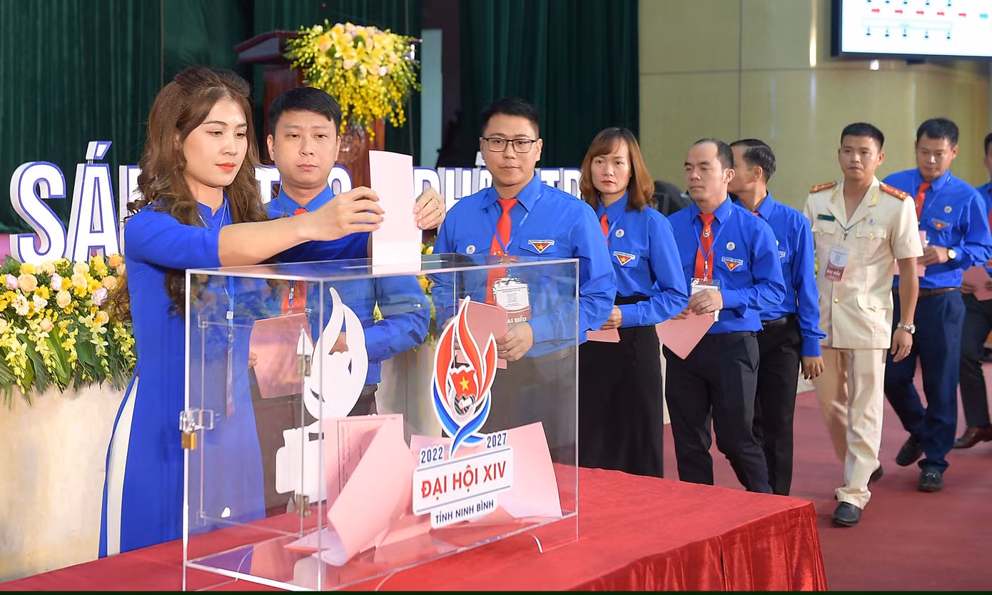 Các đại biểu bỏ phiếu bầu cử Ban Chấp hành Tỉnh Đoàn Ninh Bình khóa XIV. Ảnh: Xuân Tùng