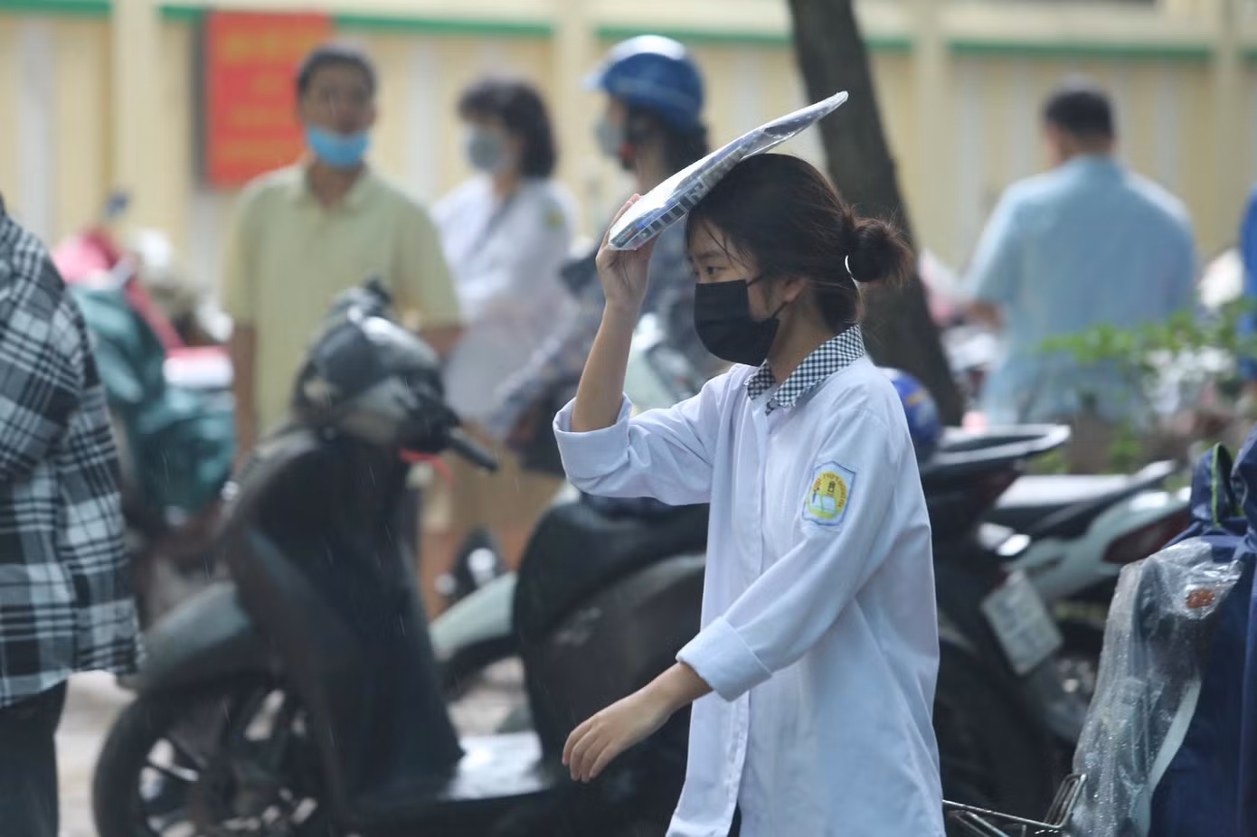 Cơn mưa tầm tã trước giờ tập trung khiến các sĩ tử Thủ đô gặp nhiều khó khăn.