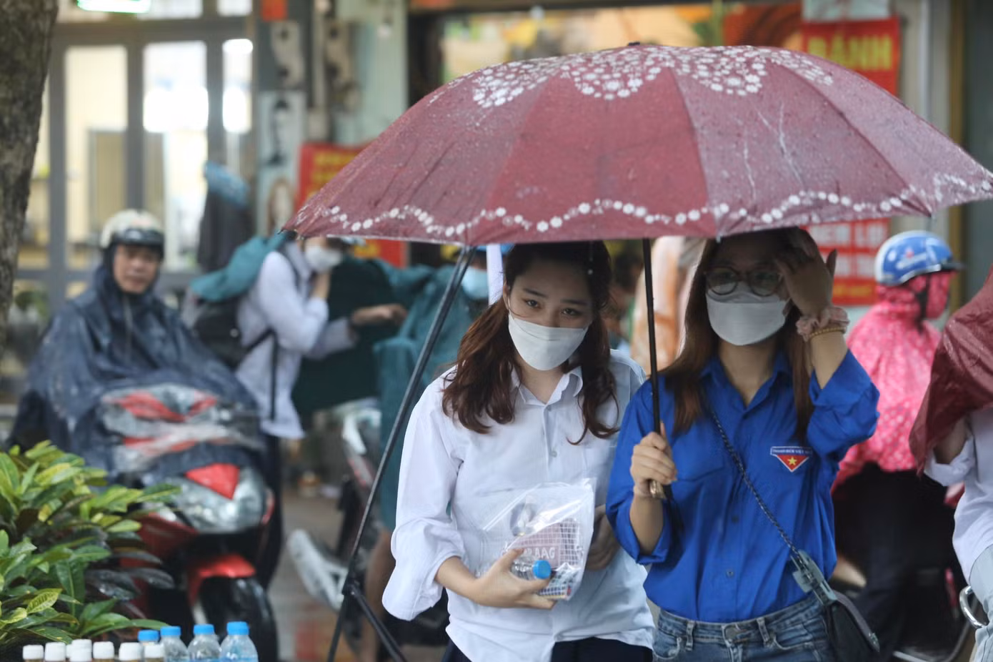 Tại điểm thi trường THPT Phan Huy Chú có hơn 500 thí sinh tham gia dự thi với 22 phòng thi.