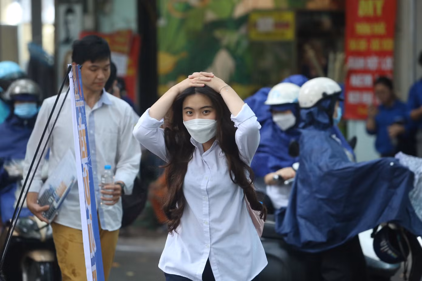 Chiều nay (7/7), gần 98.000 thí sinh trên địa bàn Hà Nội tiếp tục kỳ thi tốt nghiệp trung học phổ thông năm 2022 với môn thi thứ hai là Toán.